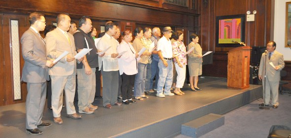 Consul-General Mario L. De Leon (left) leads Filipino U.S. citizens who have opted to reacquire their Filipino citizenship during swearing-in ceremonies at the Philippine Consulate in New York City in August.Photo by RAMON MAPPALA